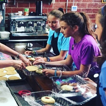 Snickerdoodles? Freshly baked by our incredible summer campers! Join us for the last session www.belle-kitchen.com/shop ❤️👍❤️ @bellekitchenokc #instagood #instago #love #cute #sweet #summer #camp #baking #baking #pastry #zagat #saveur #travelchannel #instagram #insta #pic #pretty #food #foodie #foodandwine #me #foodchannel #foodnetwork #visitokc #eeeeeats #f52grams #keepitlocalok #bellekitchen