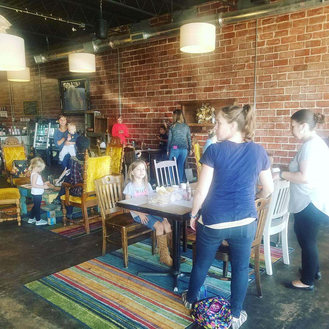 Mommy & Me Decorate & Take!!! Don’t miss the next one! Check out our classes at www.belle-kitchen.com/shop
@bellekitchenokc #cookie #class #mommyandme #okc #oklahoma #okcmoms #keepitlocalok #visitokc #welovekids #bellekitchen