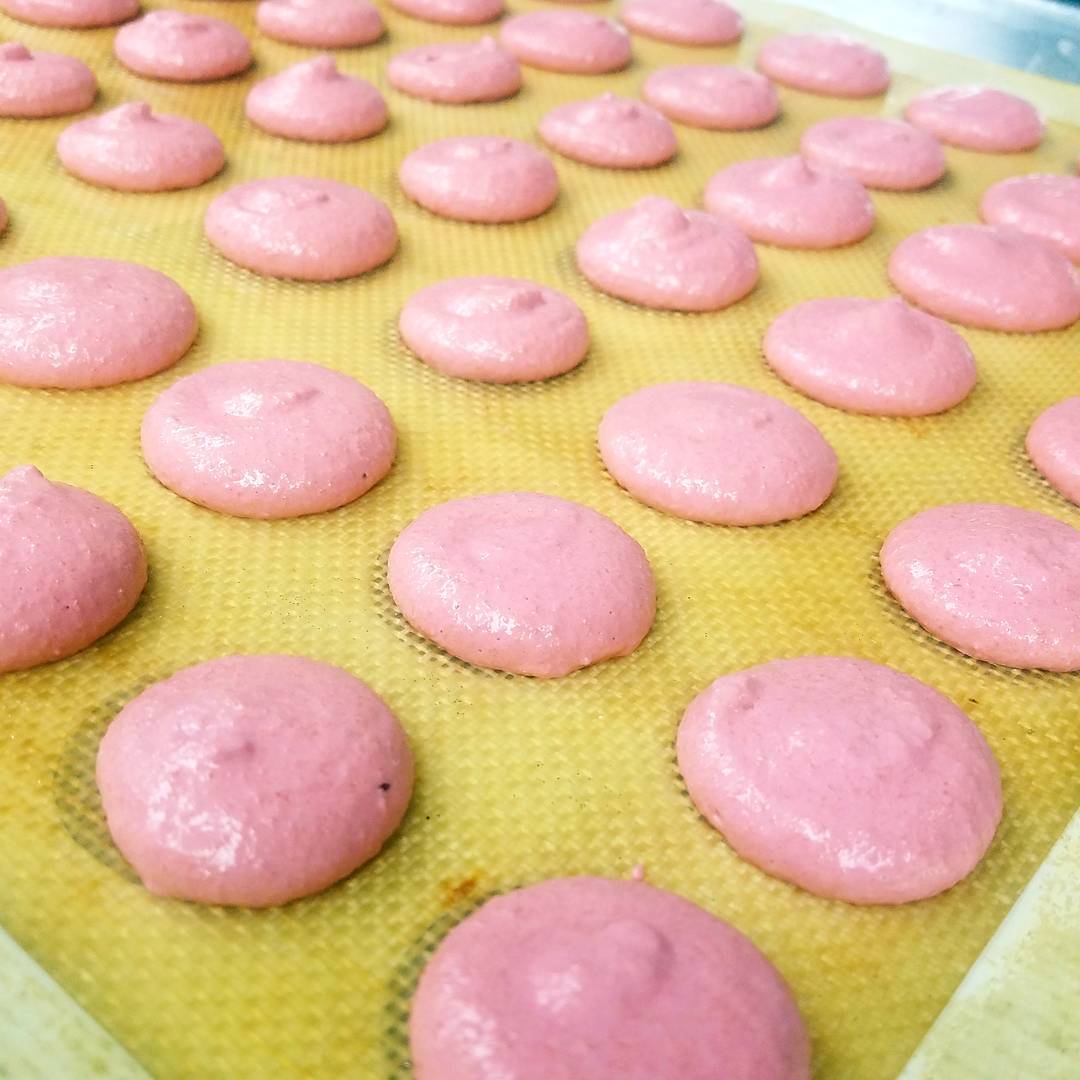 Beautiful Blush Macaron…tune in for the transformation 😉
@bellekitchenokc #macaron #macarons #pink #blush #rose #French #pretty #yummy #OKC #keepitlocalok #nomnom #foodpic #foodie #pastry #desserts #beautiful #bellekitchen