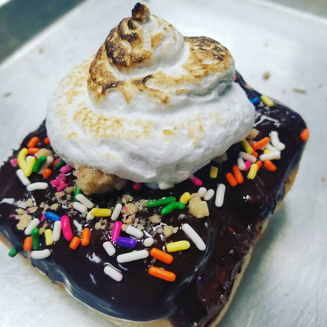 Rainbow S’Mores…come and get ’em…Open til 5pm 💖
@bellekitchenokc #doughnut #doughnuts #donut #donuts #okc #fresh #chocolate #birthdaycake #sprinkles #rainbow #color #need #foodie #foodporn #zagat #instadessert #dessert #beautiful #bellekitchen