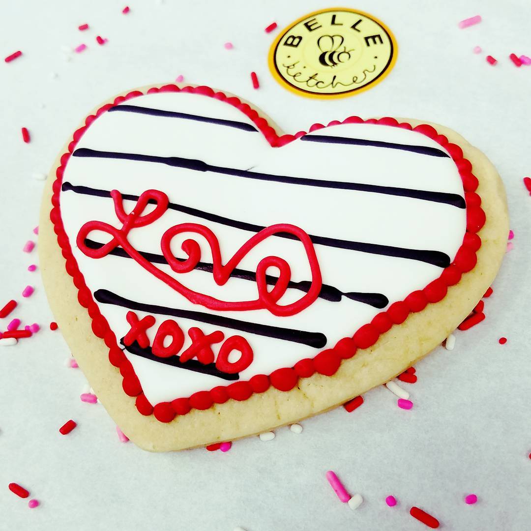 Be Mine. Big, thick cut and soooo yummy!!
❤️This is one of two of our 2018 Valentine’s Day Cookies in store now
❤️Order ahead at 405 430 5484
❤️
@bellekitchenokc #xoxo #love #pastry #cookies #cookie #valentines #valentinesday #foodie #heart #red #foodporn #food #dessert #okcmom #zagat #foodpics #okcmoms #beautiful #bellekitchen