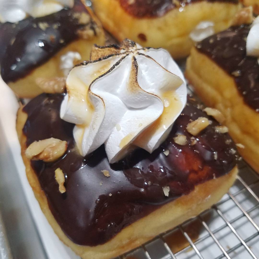 Turtle S’Mores Filled Doughnuts 🐢
@bellekitchenokc @bellekitchendd #doughnut #doughnuts #donut #donuts #okc #fresh #turtle #smores #chocolate #caramel #food #foodie #donutscookiesandcream #donutsanddeadlifts #pastry #foodie #foodporn #beautiful #bellekitchen
