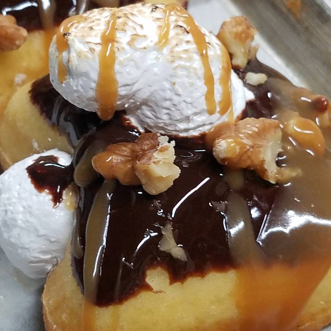Caramel Turtle S’mores…Ready.
@bellekitchenokc @bellekitchendd #doughnut #doughnuts #donut #donuts #okc #fresh #turtle #smores #chocolate #caramel #food #foodie #foodandwine #handmade #foodporn #foodpic #donutscookiesandcream #donutsandcoffee #instagood #beautiful #bellekitchen
