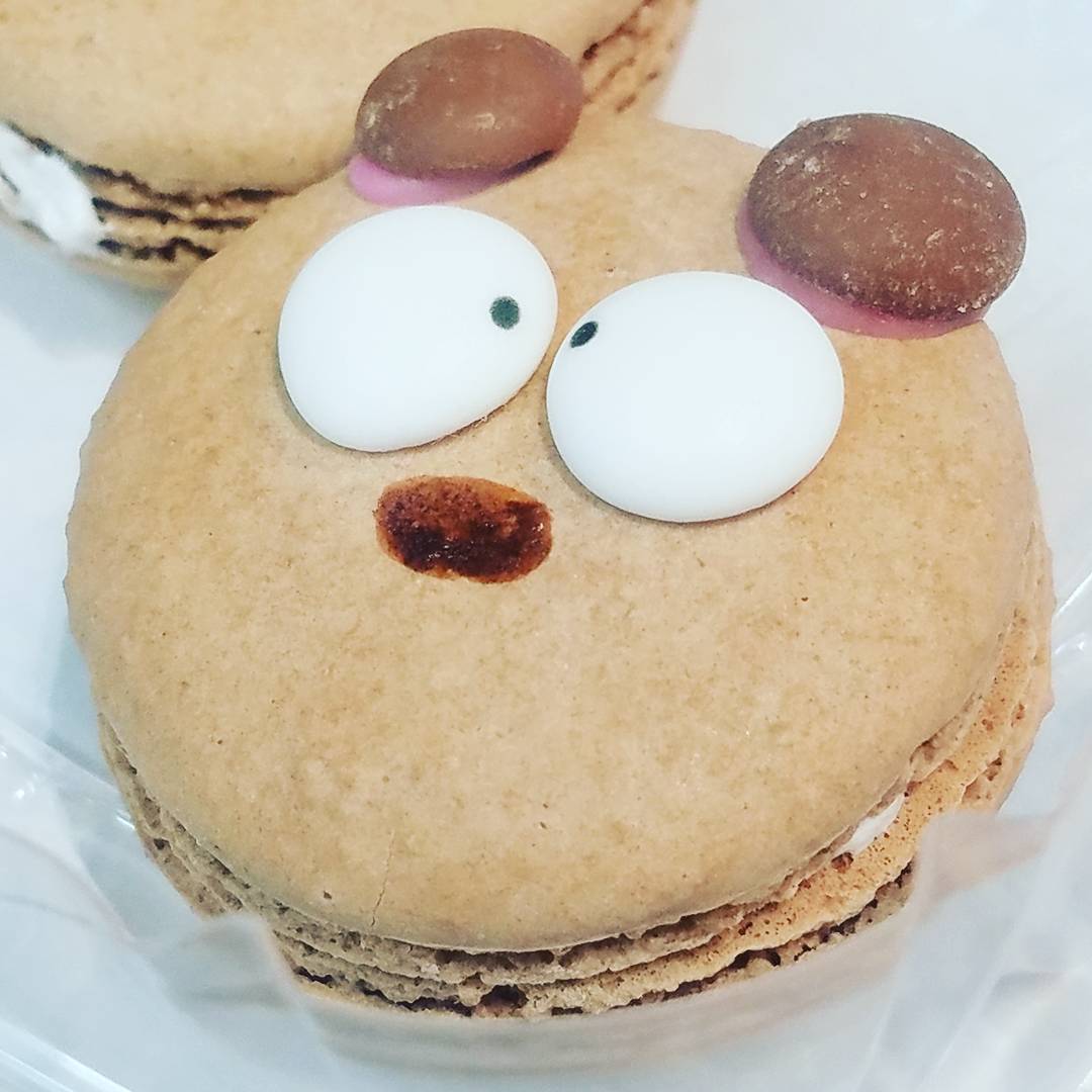 I had to share this! Ok, it’s ground hog day and one of our customers has the sweetest traditions…to get a little something for her kids for each holiday. We got to talking about it and viola…hot chocolate macaron becomes the cutest ground hog/bear lol…ever! Do you have ideas? We’d love to help 😊
@bellekitchenokc @bellekitchendd #GroundhogDay #groundhog #macarons #macaron #chocolate #love #marshmallow #hotchocolate #fun #holidays #keepitlocalok #OKC #visitokc #oklahomacity #okcmoms #okcfood #cute #beautiful #bellekitchen