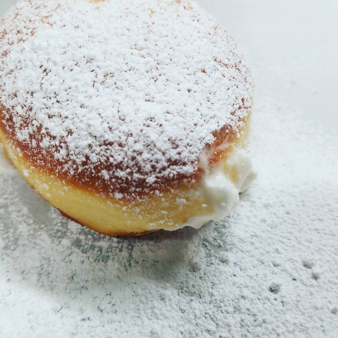 Belle Bombs! Today’s fills are: Nutella, Strawberry Cream & Bavarian Cream!!!
🍓
@bellekitchenokc #doughnut #doughnuts #donut #donuts #whipped #whippedcream #fresh #real #fluffy #puffy #dessertporn #yummy #zagat #instafood #instagood #keepitlocalok #foodporn #foodie #yum #visitokc #travelok #beautiful #bellekitchen