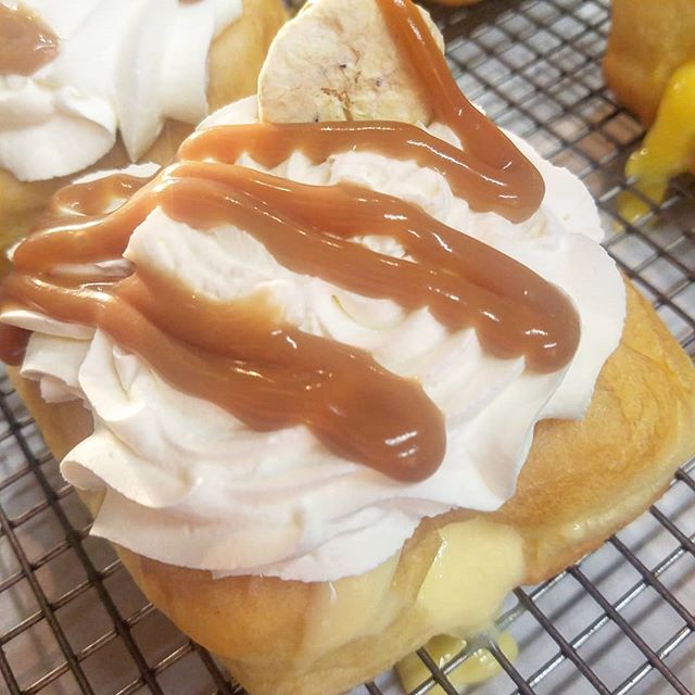 Bananas Foster. Rich.
@bellekitchenokc #doughnut #doughnuts #donut #donuts #okc #fresh #real #handmade #eeeeeats #f52grams #instafood #instagood #visitokc #keepitlocalok #yummy #caramel #banana