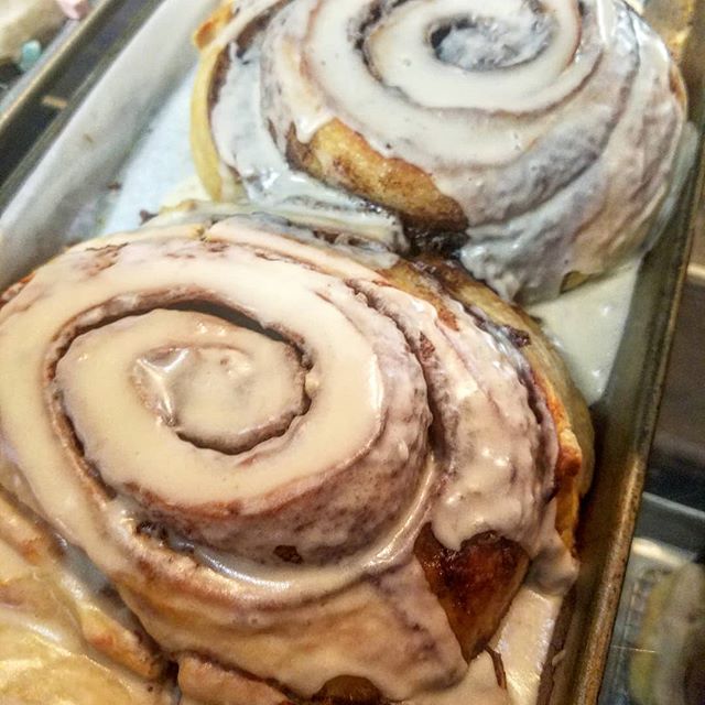 Cinna Rolls. BIG.
@bellekitchenokc #pastry #warm #cinnamonrolls #huge #icing #breakfast #lunch #dinner #food #foodie #foodporn #instafood #instagood #foodpics #yummy #yes #eeeeeats #f52grams #keepitlocalok #beautiful #bellekitchen