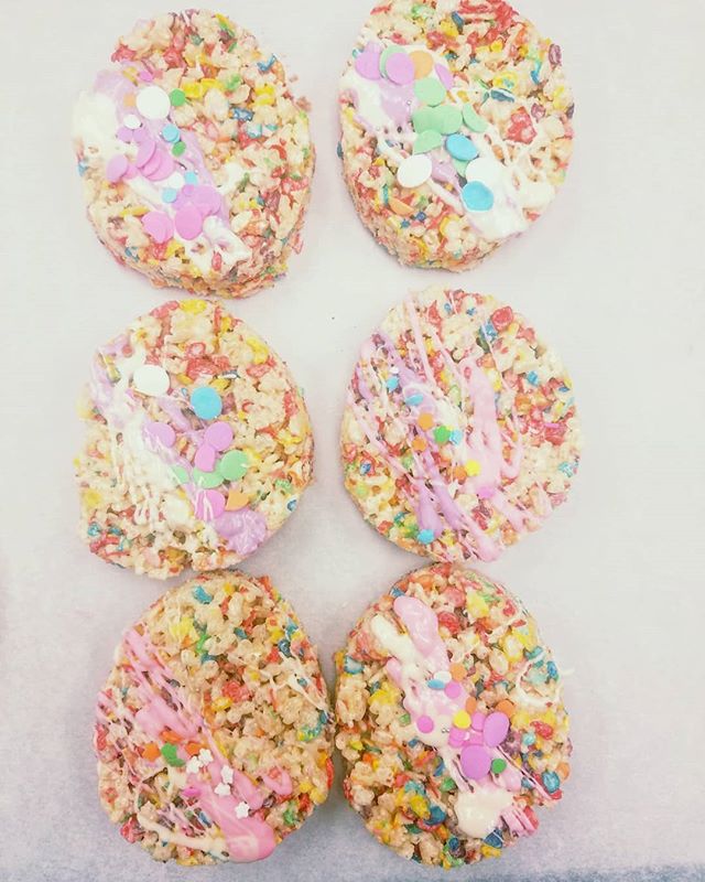 Rice Krispy Eggs! Ready.
🐇
In store or Orders 405 430 5484
🐇
@bellekitchenokc #Easter #pastry #food #foodie #ricekrispytreats #fruitypebbles #sprinkles #glitter #glutenfree #yummy #yes #foodporn #eeeeeats #f52grams #instafood #instagood #visitokc #travelok #beautiful #pink #foodpic #bellekitchen