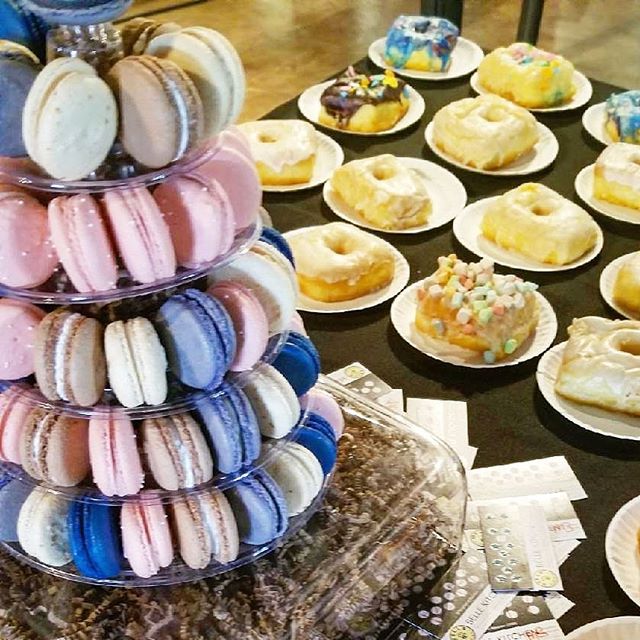 Happy Macaron Monday
(and some doughnuts too)
🌞
Pretty shot from our dessert sponsorship of @deepdeucesessions
🌞
@bellekitchenokc #macaron #macarons #pastry #strawberry #blueberry #vanilla #chocolate #fluff #dessert #food #foodie #foodporn #tower #foodpics #instagood #instafood #beautiful #bellekitchen #nom #f52grams #keepitlocalok #mio #yummy