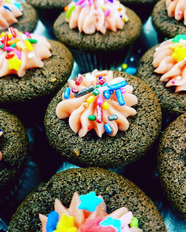 Mini Cupcakes. Real Strawberry Buttercream.
🍓
@bellekitchenokc #pastry #eats #cupcakes #cupcakes #cake #pastry #chocolate #sweet #sprinkles #food #foodie #foodporn #instafood #instagood #f52grams #cookingchannel #foodpics #yummy #yes #beautiful #bellekitchen