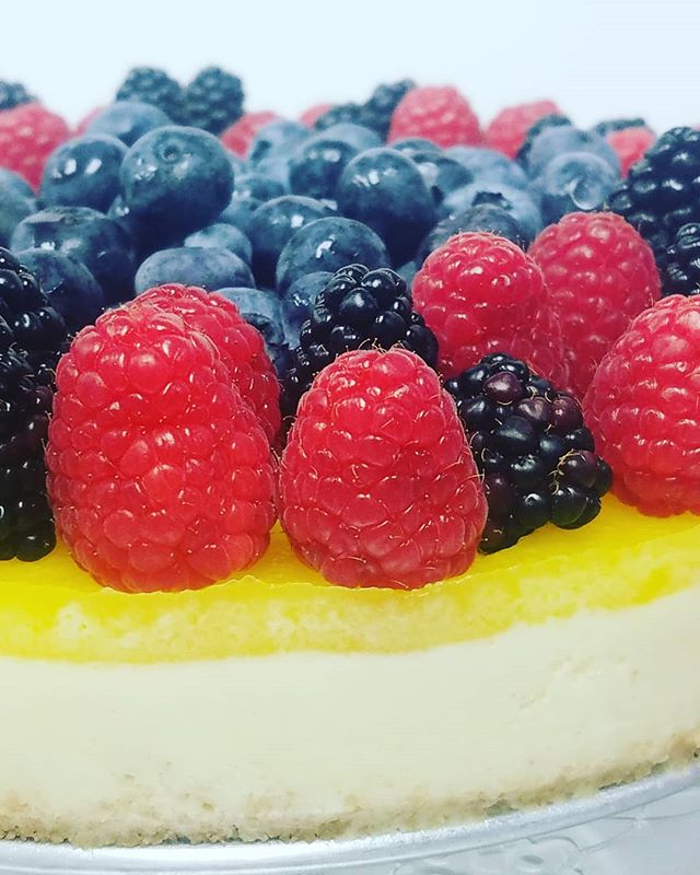Fresh Berry Mango Cheesecake. Delicious.
🍇
@bellekitchenokc #pastry #mango #cheesecake #fresh #real #handmade #eeeeeats #f52grams #instafood #instagood #visitokc #travelok #yummy #yes #foodpics #raspberry #blackberry #blueberry #beautiful #bellekitchen