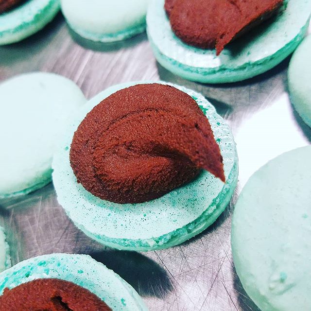 Macarons. Rich Chocolate Ganache.
☺️
These macarons are part of a Prom order. I just LOVE the dark chocolate with teal…such a beautiful combo!
☺️
@bellekitchenokc #macaron #macarons #food #foodie #foodporn #instafood #instagood #love #zagat #bellekitchen #keepitlocalok #oklahomawedding #saveur #choclate #teal #okc #visitokc #oklahomacity #oklahoma #okcmoms