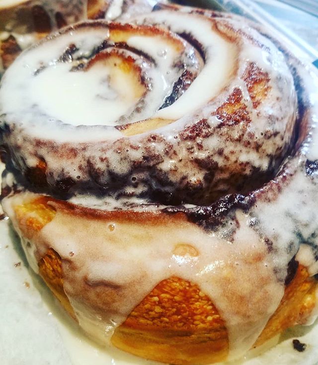 Fri-YUM!
🌞
Big, Beautiful Cinna Rolls.
🌞
@bellekitchenokc #pastry #cinnamonrolls #warm #fresh #real #handmade #eeeeeats #f52grams #instafood #instagood #breakfast #okc #okcfoodie #okcmoms #huge #food #foodie #foodporn #foodpics #beautiful #bellekitchen