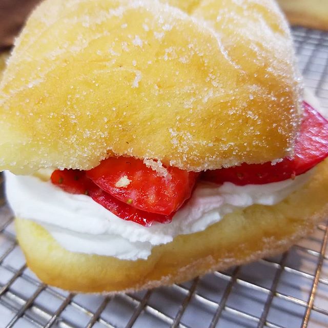Strawberries & Cream!!!
🍓
@bellekitchenokc #pastry #doughnut #doughnuts #donut #donuts #okc #fresh #real #strawberries #whippedcream #food #foodie #foodporn #foodpics #beautiful #bellekitchen