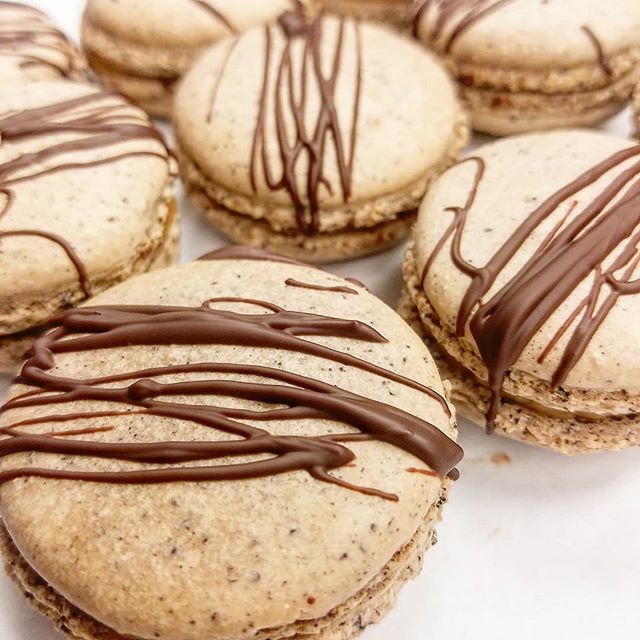 Breakfast? Tiramisu. Coffee, Cookie, and Marscapone. YES!
🍵
We make our Titamisu macs with espresso for  deep unmistakable coffee flavor, and then fill with luscious marscapone and finish them with rich Belgian Chocolate.
🍫
@bellekitchenokc @bellekitchendd #macarons #macaron #chocolate #espresso #coffee #fresh #real #breakfast #yes #blackbookali #wakeup #cookingchannel #food #foodie #foodporn #instafood #instagood #f52grams #mio #keepitlocalok #beautiful #bellekitchen