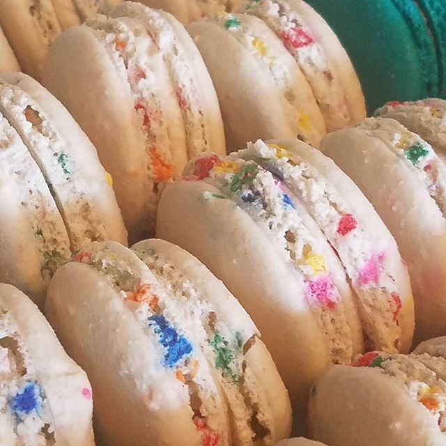 Birthday Cake with a peak of Nutella.
🎂
@bellekitchenokc #macaron #macarons #food #foodie #foodporn #instafood #instagood #birthday #birthdaycake #nutella #sprinkles #colorful #keepitlocalok #pastry #dessert #okcmoms #okcwedding #zagat #travelok #beautiful #bellekitchen