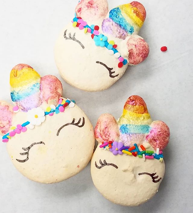 True Colors 🏳️‍🌈 Pride Unicorns
🦄
@bellekitchenokc #macaron #macarons #food #foodie #foodporn #instafood #instagood #gay #gaypride
#pastry #dessert #rainbow #color #yum #yummy #yes #sprinkles #beautiful #bellekitchen