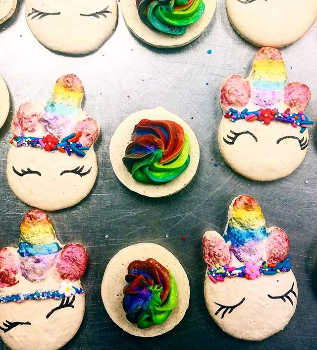 Magical Macaron Monday.
🦄
We have so much fun creating and decorating these fun macarons…each is different from the other.
🦄
@bellekitchenokc#unicorn #macaronmonday #macaron #macarons #pastry #pride #gaypride #rainbow #sprinkles #glitter #buttercream #dessertporn #food #foodie #foodporn #pastrychef #pretty #cute #instadessert #beautiful #bellekitchen